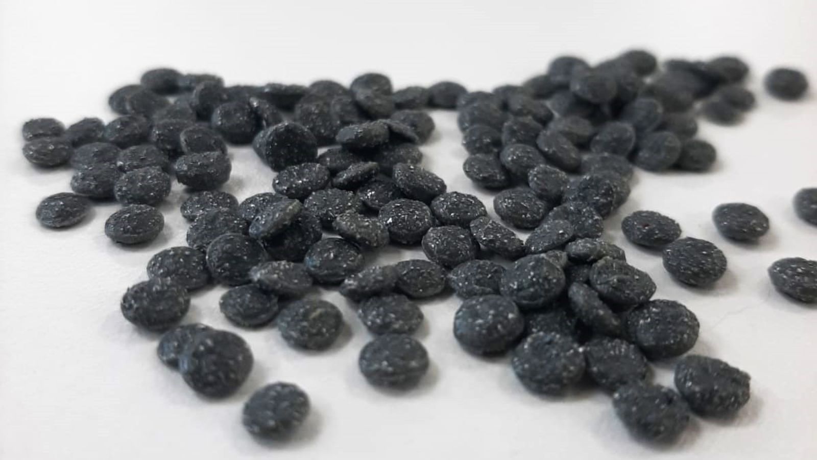 Como hemos recalcado anteriormente, esta inversión se suma a nuestros esfuerzos para invertir en la nueva planta de reciclado de plásticos que tiene por objetivo aumentar la capacidad de tratamiento de los envases cartón para bebidas, más conocidos como Tetra Brik. Todo ello, a través de un proceso eficiente e innovador que permite valorizar sus componentes y generar productos con gran valor añadido como lo son el papel y la granza de PolyAl