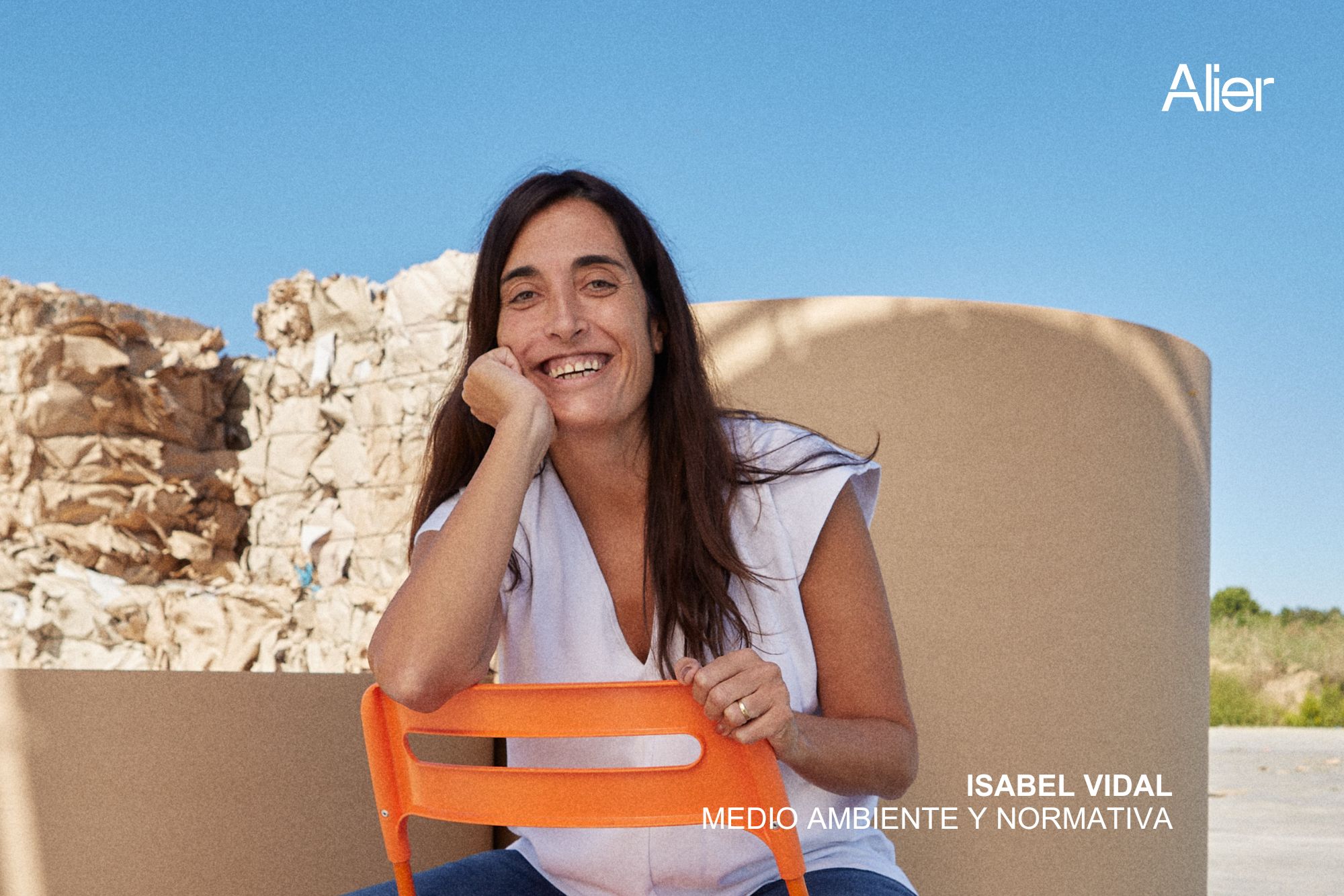 La sostenibilidad es una pieza fundamental en el núcleo de nuestra estrategia empresarial. Y nuestro compromiso con el medio ambiente lo demuestra, descubre cómo protegemos los bosques y aceleramos la transición hacia una economía circular con Isabel Vidal, responsable de Medio ambiente, Normativa y de la cadena de custodia en Alier.