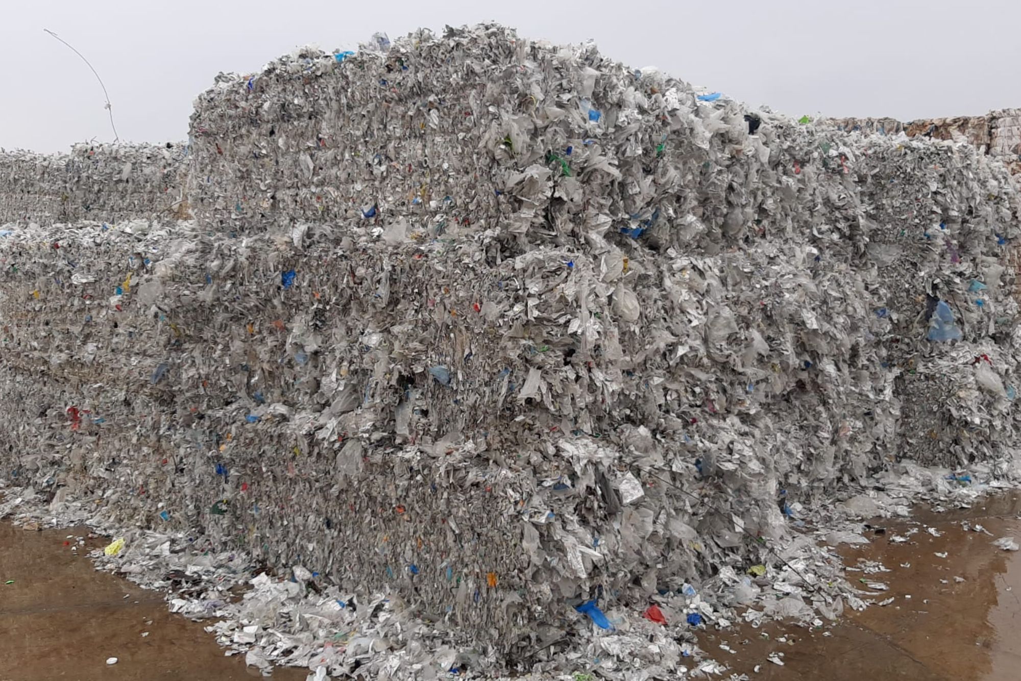 NUEVO PROCESO PRODUCTIVO PARA EL TRATAMIENTO Y LA VALORIZACIÓN DE LOS RESIDUOS DE LOS ENVASES CARTÓN BEBIDAS BRIKS.