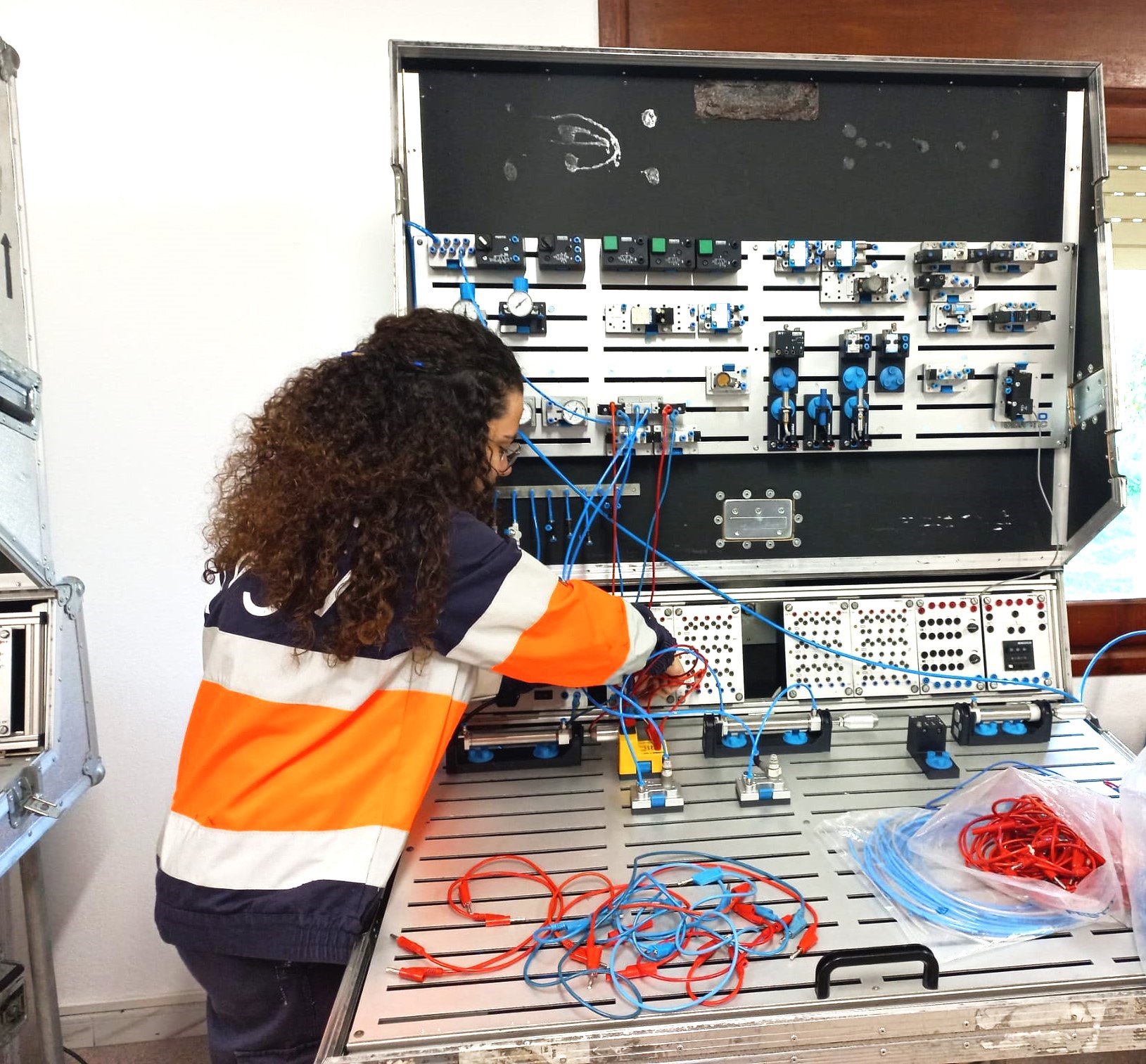 Alier impulsa su futuro al invertir en hard skills para profesionales con formaciones técnicas especializadas en colaboración con Festo. Descubre cómo estas capacitaciones fortalecen el desarrollo y la competitividad